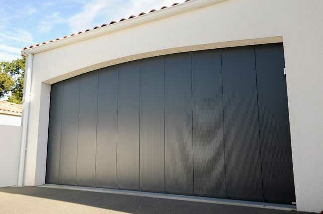 Installation d’une porte de garage sectionnelles à Nantes (44) – Menuiserie du Héron – Maître Artisan Spécialiste Rénovation