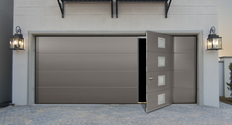 Porte de garage avec accès par une porte à Saint-Étienne-de-Montluc (44) – Menuiserie du Héron – Maître Artisan Spécialiste Rénovation
